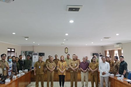 Pembukaan acara fasilitasi lokakarya parapihak di tingkat Kabupaten pada  Integrated Area Development  - Pengelolaan Sumberdaya Hutan Kabupaten Ketapang, kerjasama fasilitasi Wahana Global dan Yayasan Titian Lestari