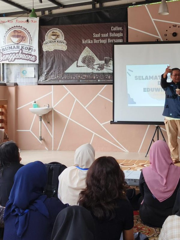 Kegiatan pelatihan eduwisata desa Cibanteng dirumah kopi Sanggabuana dinaungi dlm MoU kerjasama  Wahana Kreasi Global dengan Departemen PSL - IPB