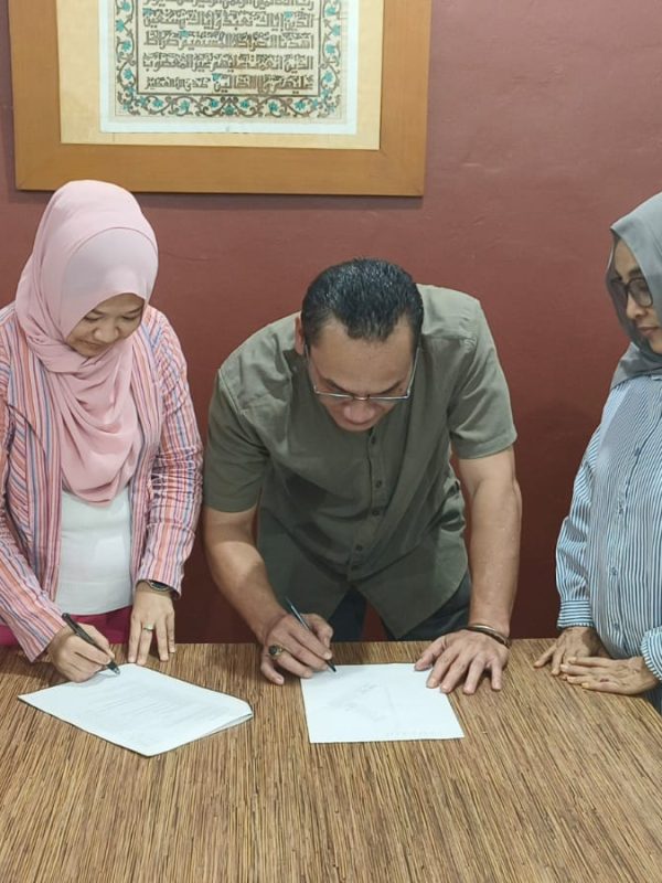 Penandatanganan MoU dengan The Green Coconut Indonesia (TGCI) untuk pengembangan produk olahan kelapa di Indonesia